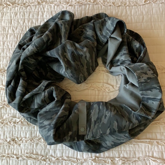 Lululemon Vinyasa Camo Scarf - Picture 3 of 4